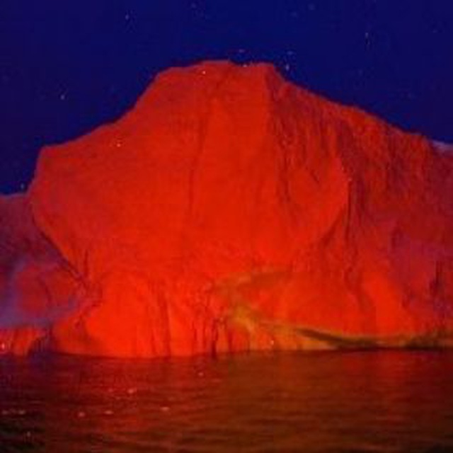 За занавеской