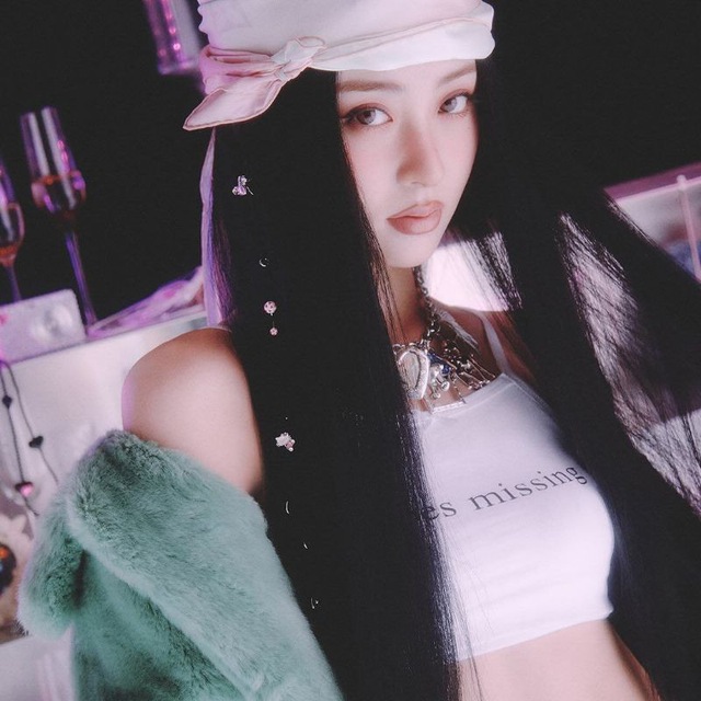 YUNJIN | LE SSERAFIM