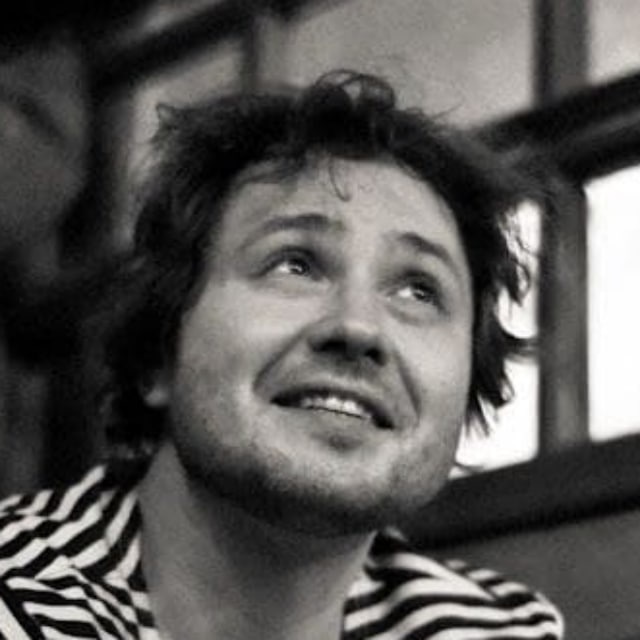 Серёжа поёт песни