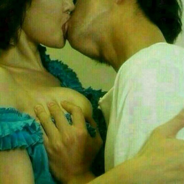 Erkak ayolning mushukini yalaydi (video onlayn)